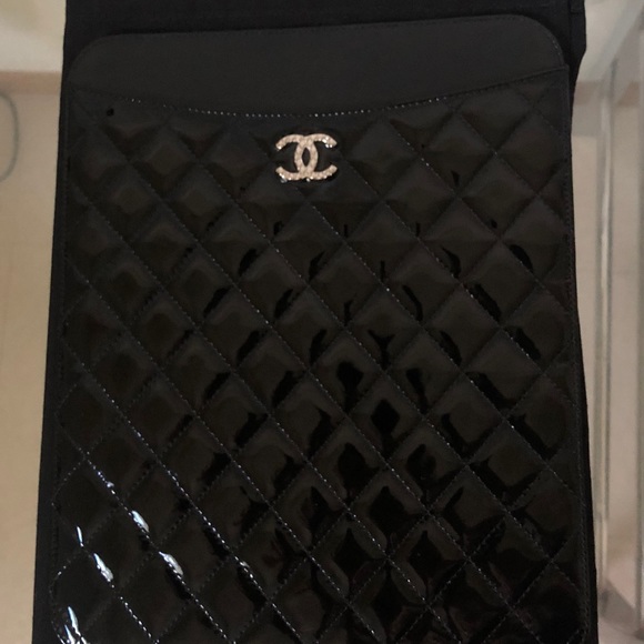 CHANEL QUILTED PATENT CC LOGO IPAD/TABLET  CASE - Picture 4 of 7